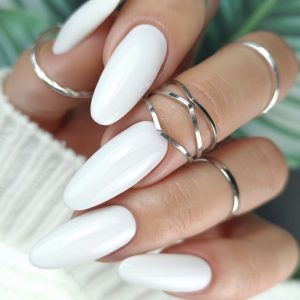 Бели гел лакове